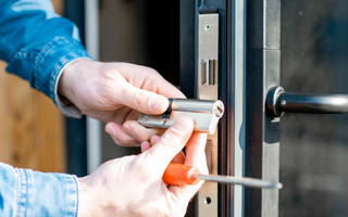 Guide Complet pour Changer la Serrure de Votre Porte